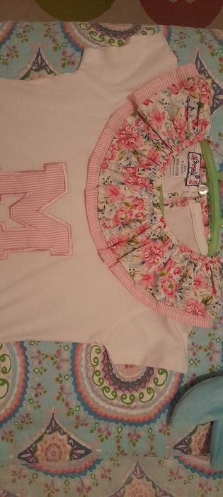 Calções jardineira e blusa letra M de gola 6 anos