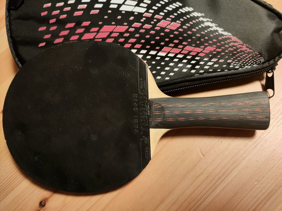 Rakietka Tibhar do ping ponga z sygnowanym pokrowcem + 2 piłeczki