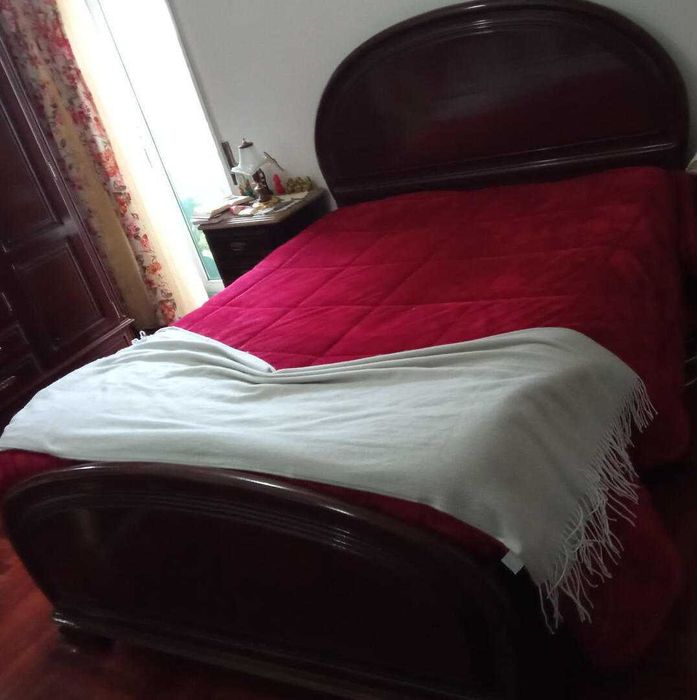 Cama de casal em mogno maciço