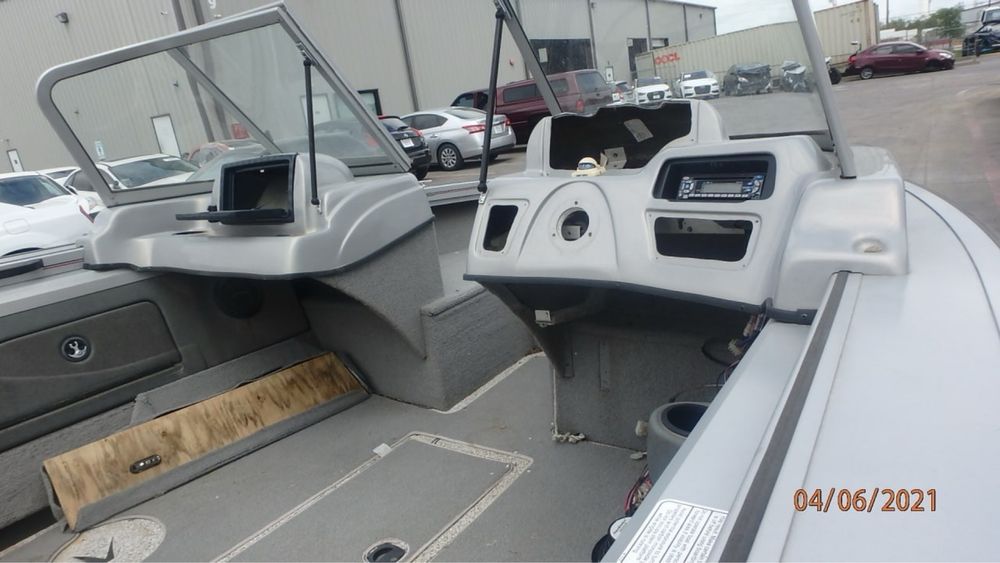 Моторний човен Tracker targa