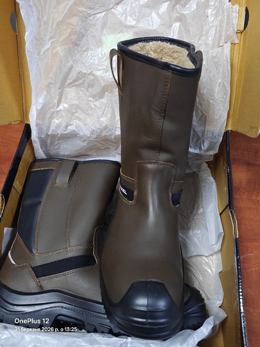 Продам зимові захисні черевики Heckel