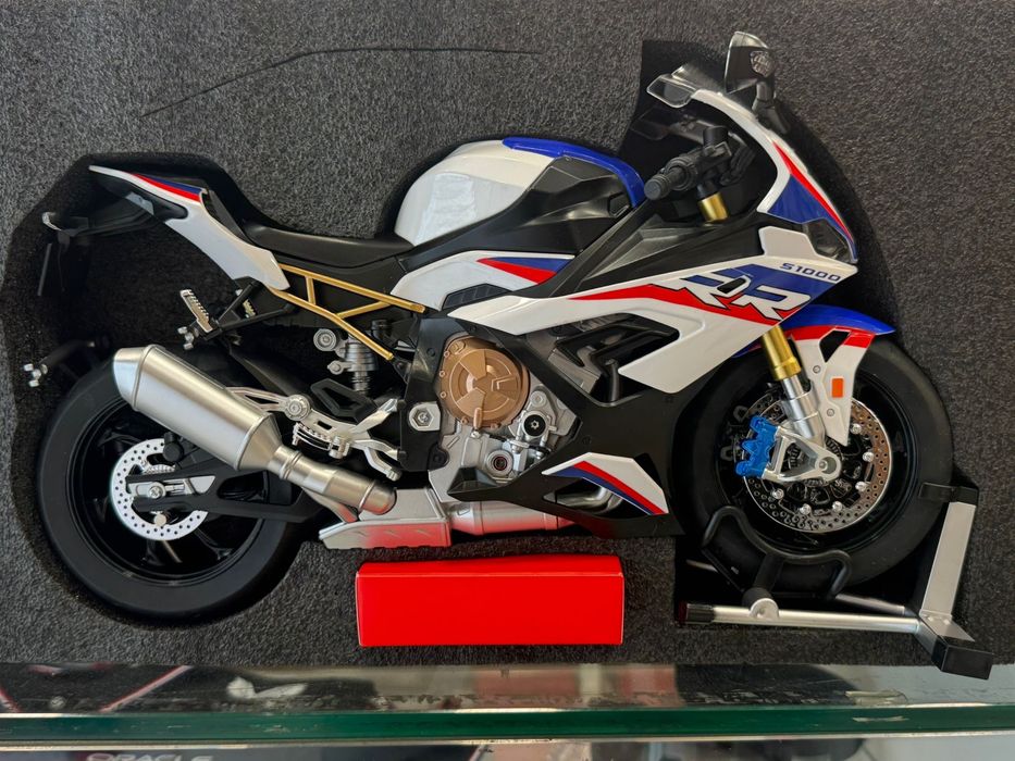 BMW RR. A deitar fumo. Tamanho 1:6. Lindissima