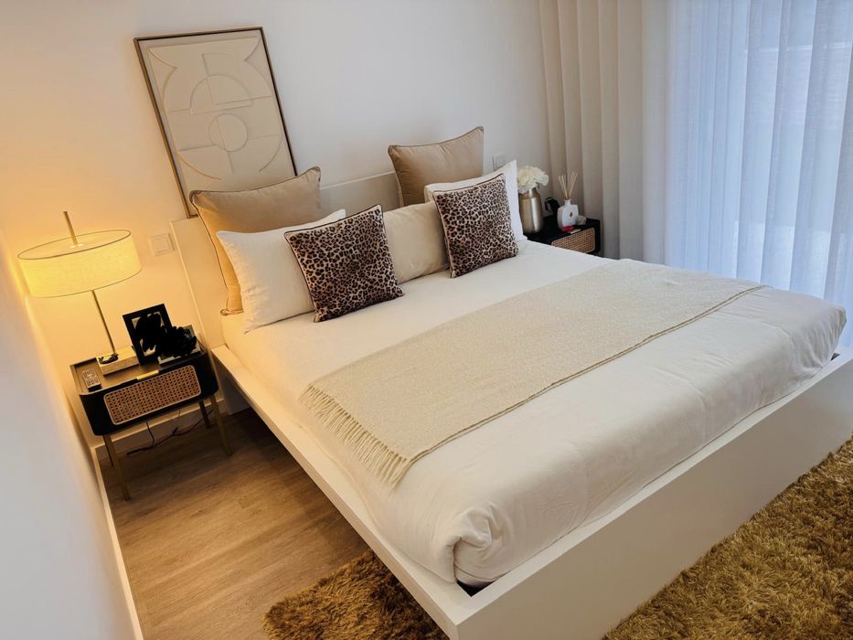 Cama 160x200 - Como nova - com estrado