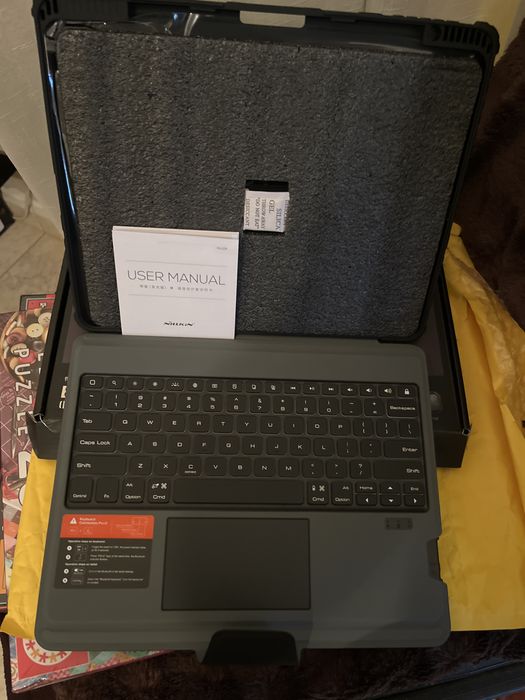 Capa com teclado Nilkin para Ipad