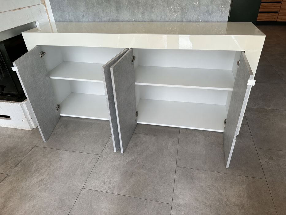 Komoda biała z frontami imitacji betonu