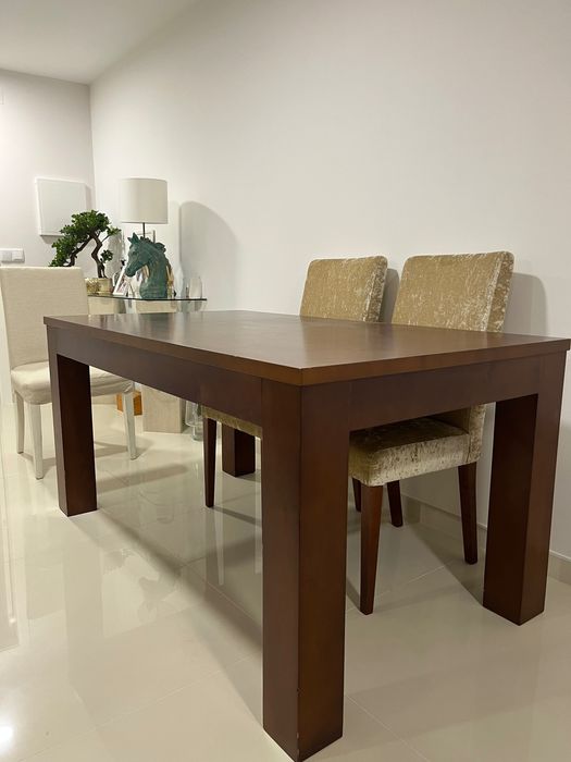 Mesa de madeira extensível + 4 cadeiras