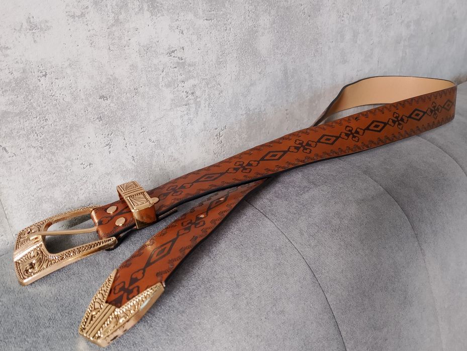 Brązowy skórzany pasek z złota dużą klamrą