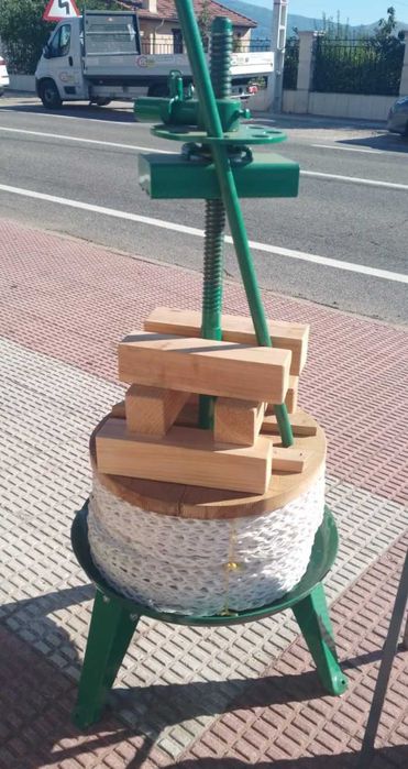 Moinho para fazer seu próprio azeite.