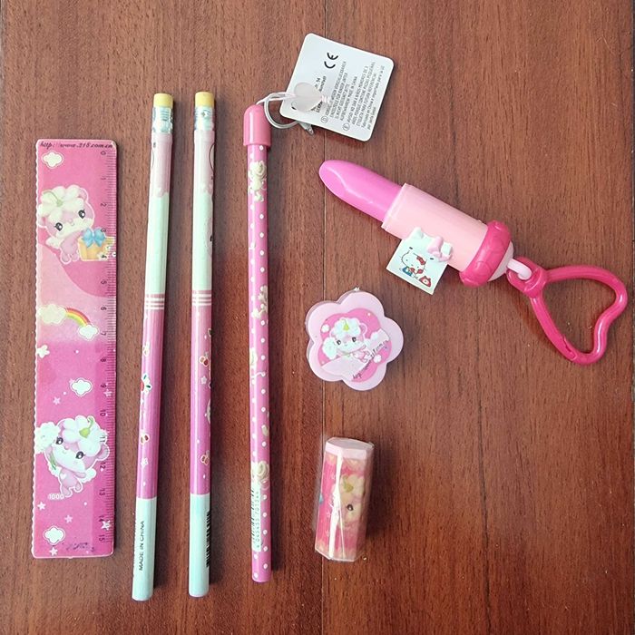 Conjunto de material escolar em tons de rosa