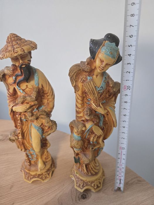 Statuetki azjatyckiej kobiety i mężczyzny