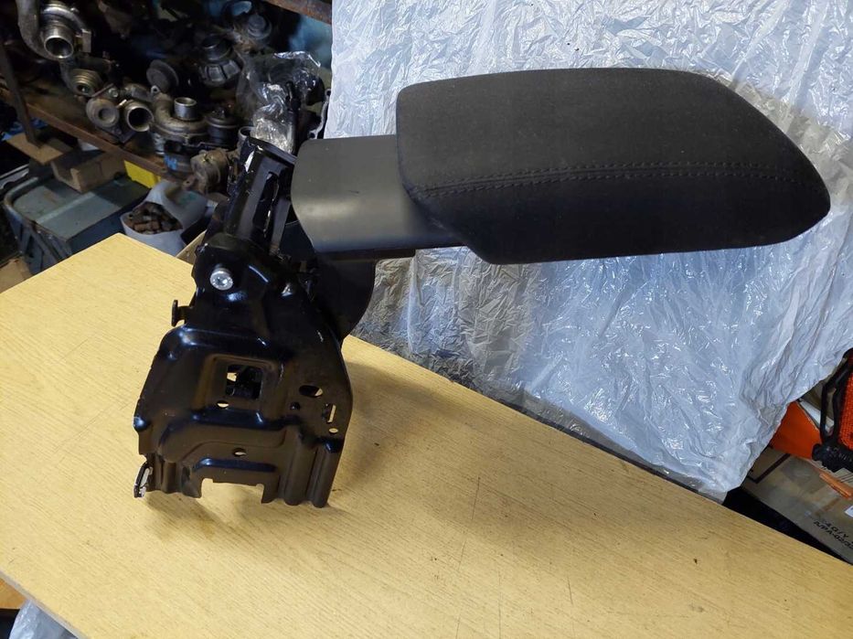 Podłokietnik czarny + stelaż Audi A4 B8