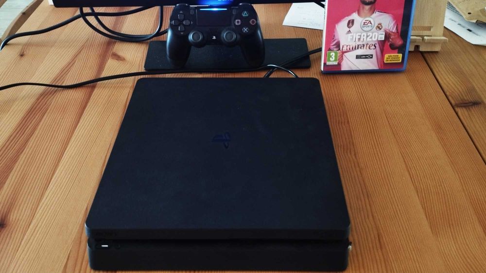 PS4 Slim 500GB + 1 Comando Original + Jogo FIFA20 + Cabo alimentação