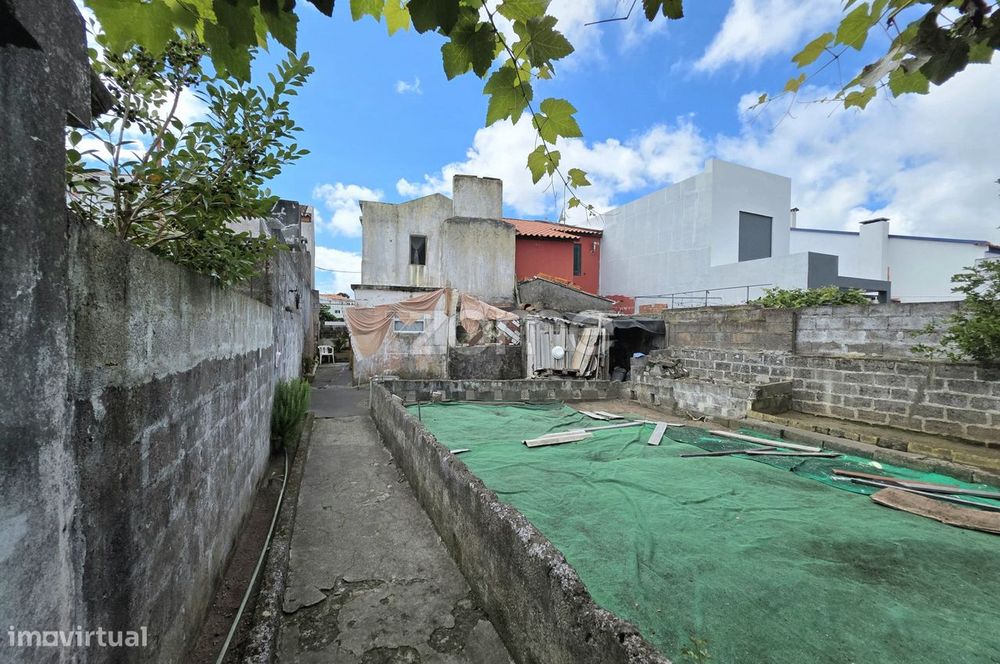 Moradia T3 com quintal - Arrifes