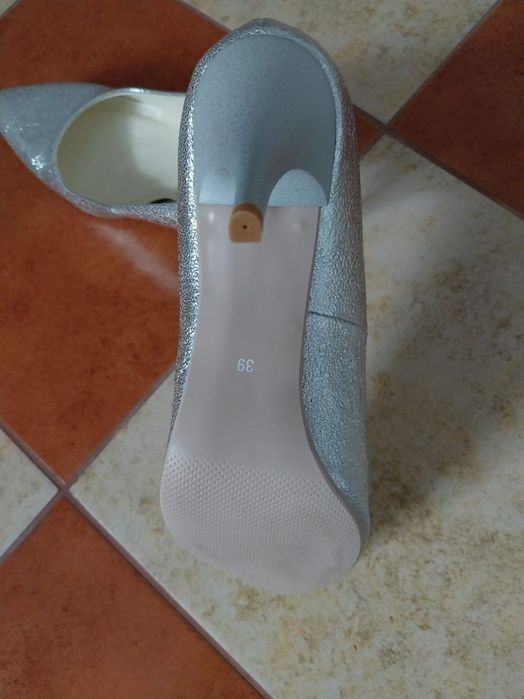 Nowe Srebrne czółenka na obcasie