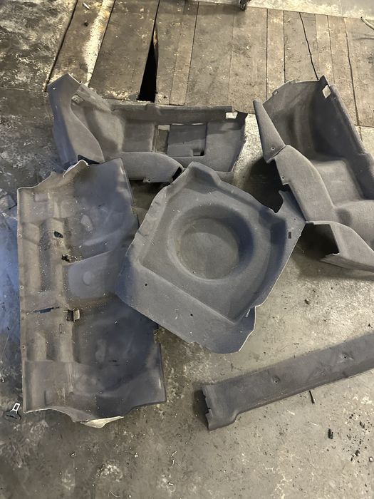 Wnętrze wykładzina bagażnika boczek mercedes w211