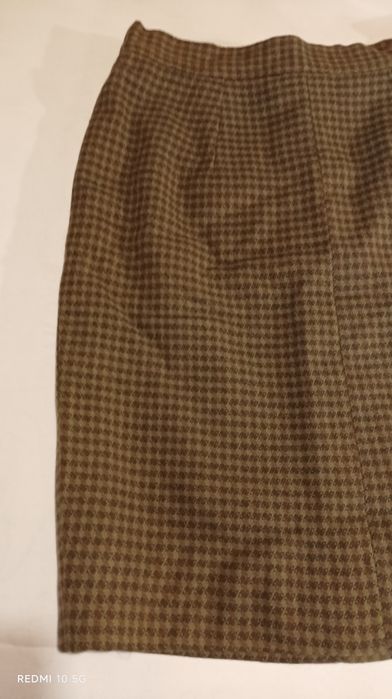 Conjunto de senhora blazer e saia em tons de castanho, tamanho L
