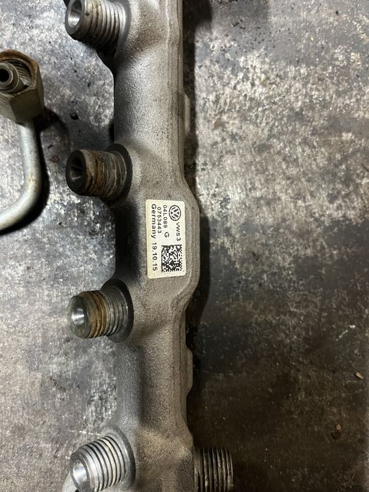 Паливна рейка пасат б8