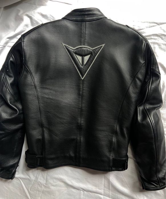 Шкіряна чорна мотокуртка Dainese в подарунок Шлем