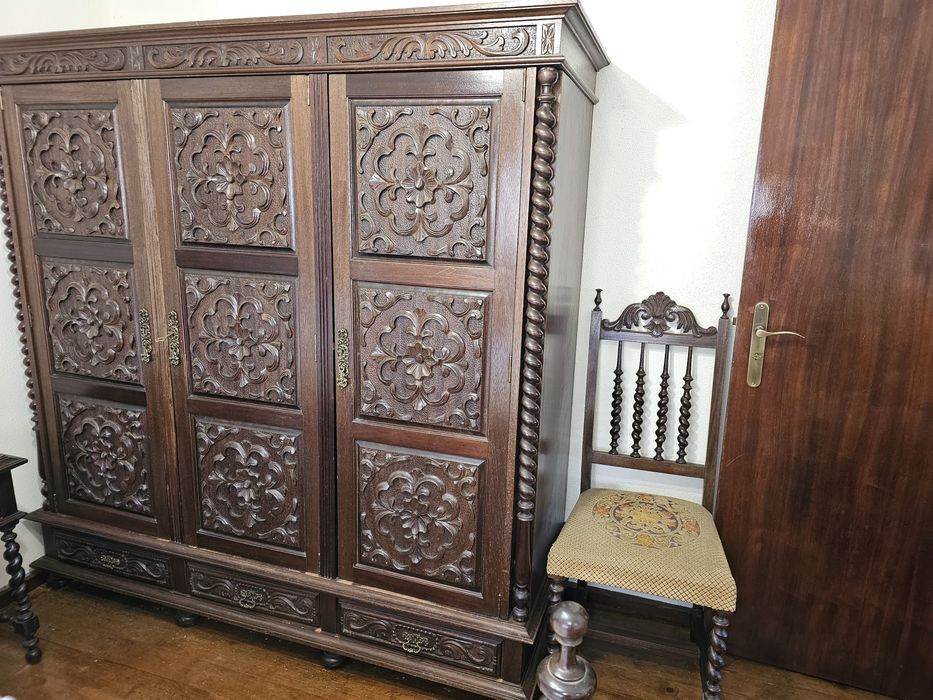 Roupeiro em nogueira excelente estado