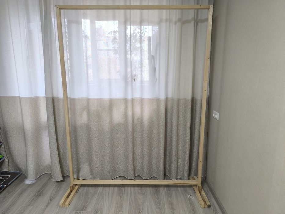 Стійка для фотозони з дерева