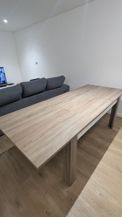 Mesa de jantar extensível, em madeira