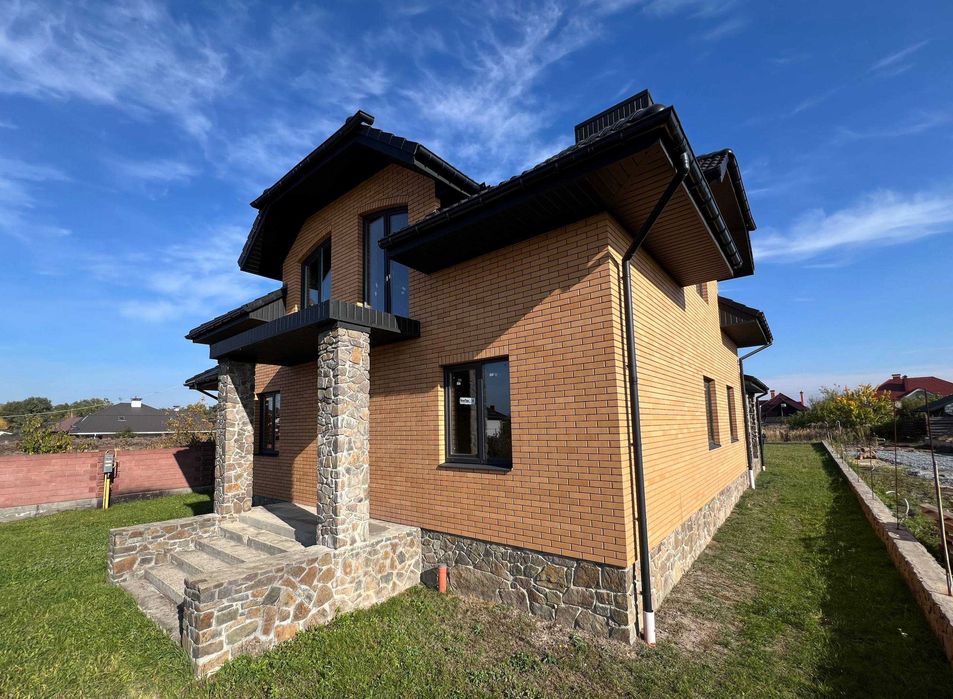 Продаж готового будинку з ділянкою та гаражем !