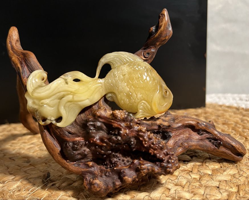Рибка бурштин різьба статуетка