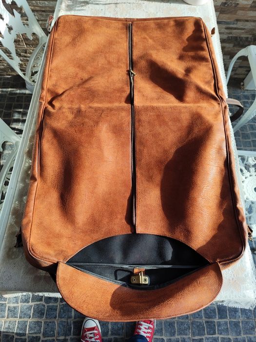 Porta fatos de couro