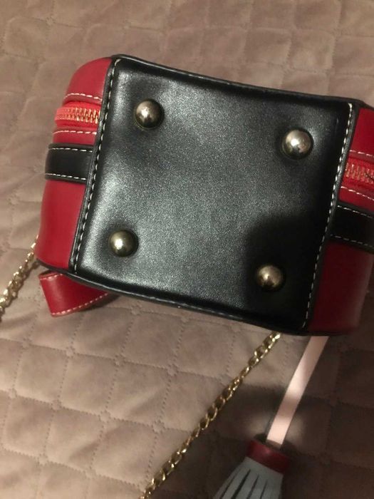 ЖІНОЧА КРУГЛА СУМКА ; червоно-чорна;довгий ремінець-ланцюжок;крос боді