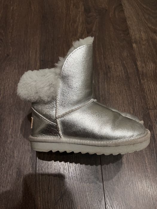 Зимове взуття для дівчинки( Уггі) розмір 32
