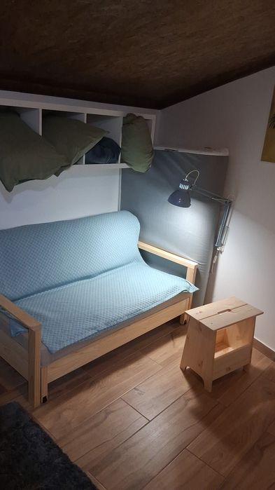 Arrenda-se T0, espaço muito pequeno, colado a moradia.