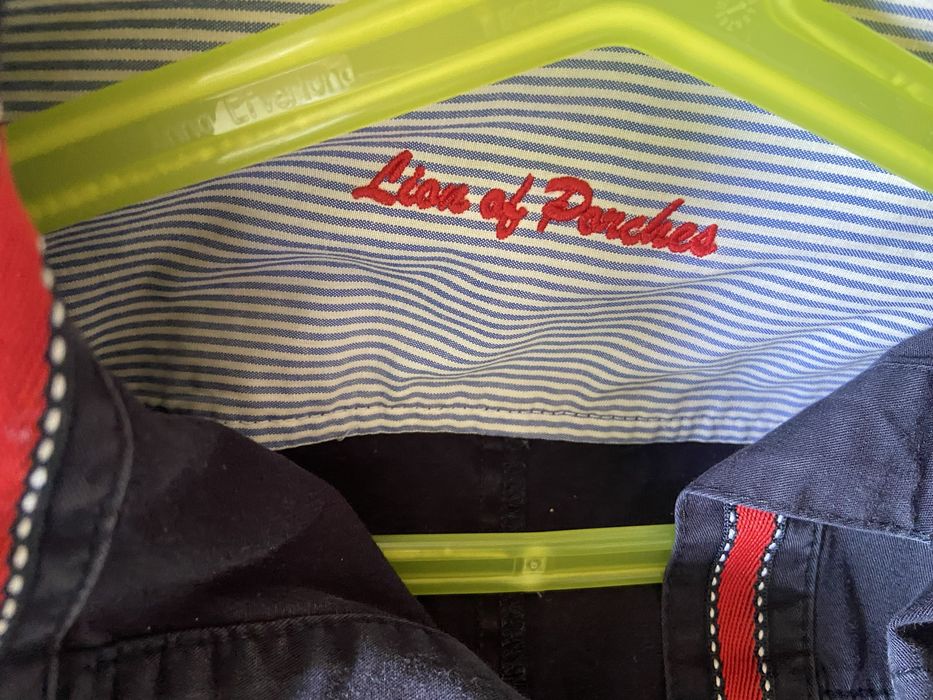 Vestido azul marinho com padrao caracteristico da lion of porch