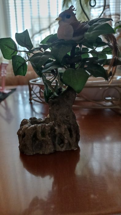 Птичка  декоративная на дереве