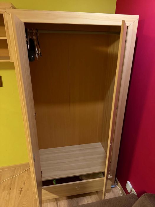 Bardzo pojemna szafa z szufladą w okleinie drewnopodobnej