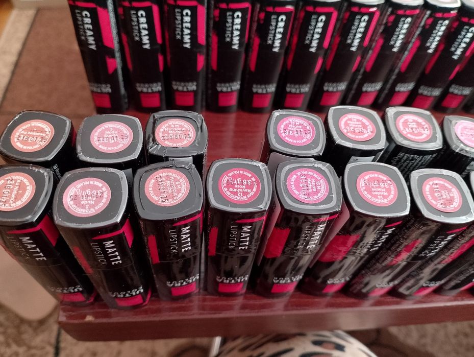 Pomadka  do ust Ultra Colour(Matte, Creamy i Shimmer) Avon