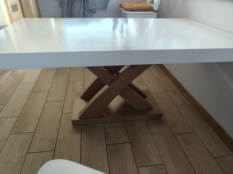 Stol bialy plus krzesla