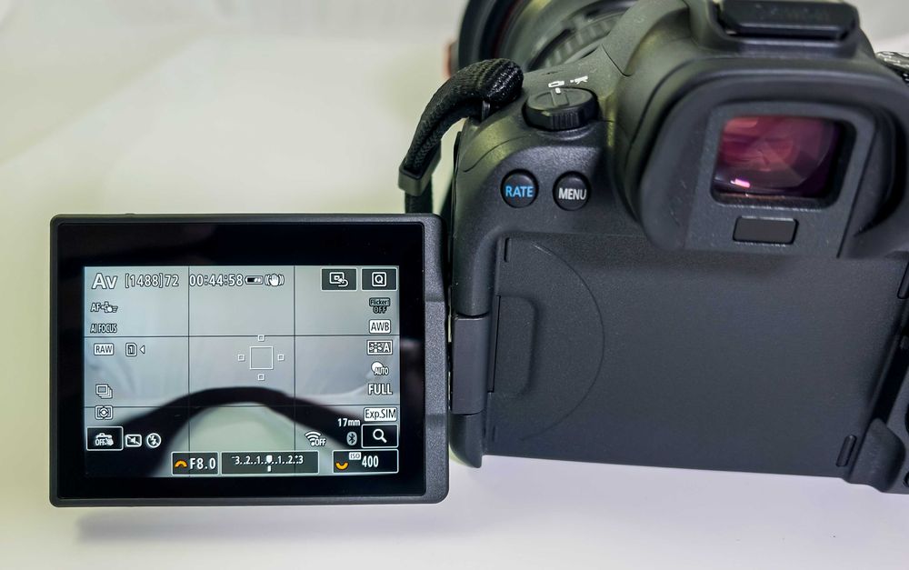 Canon EOS R6 Mk II com 1081 disparos - como nova