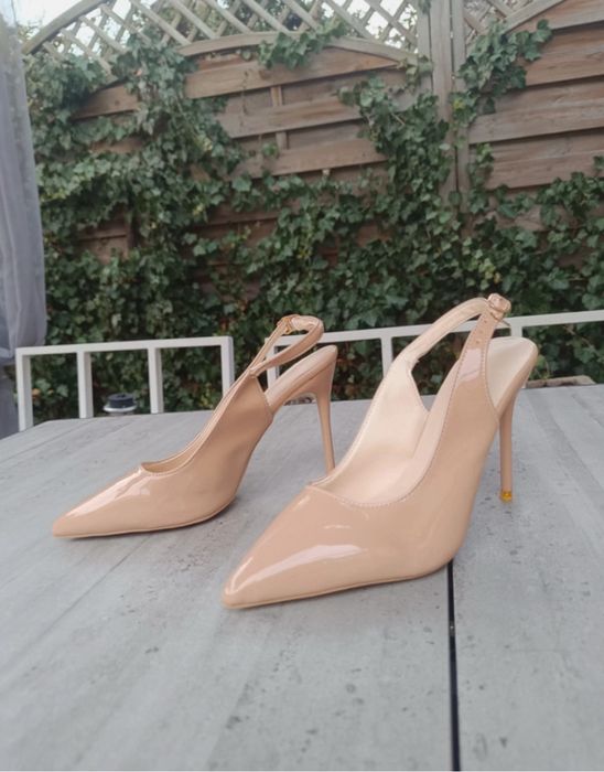 Piękne lakierowane szpilki beżowe nowe