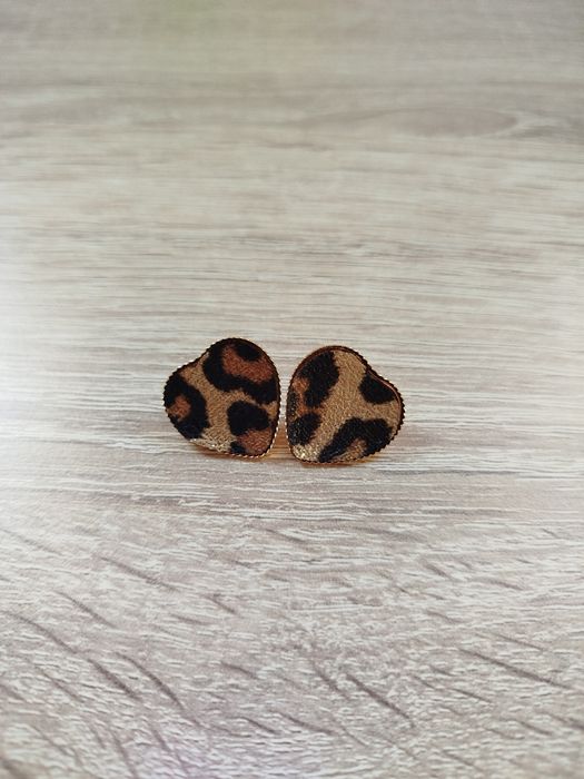 Kolczyki sztyfty serduszka w panterkę