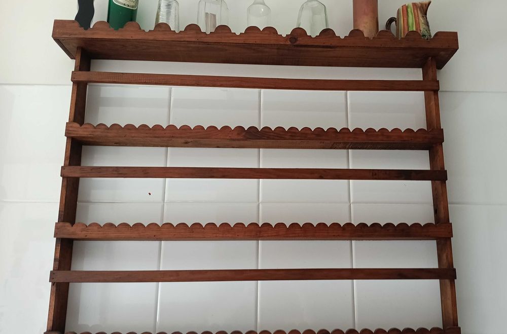 Escaparate de parede em madeira, com cinco prateleiras em bom estado
