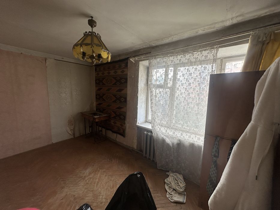 Продам 3-кімнатну квартиру на вул. Пулюя