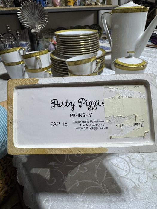 керамічна фігурка свині є частиною колекції "Party Piggies" від нідерландської студії Parastone Studios.
