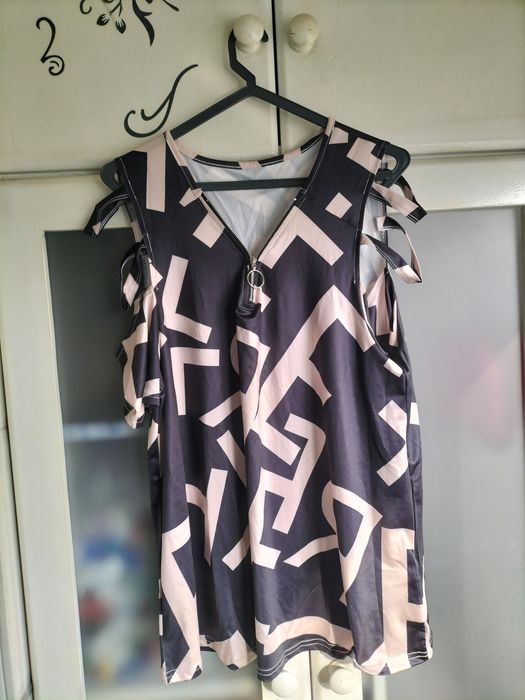 Camisola decote em V tamanho L. Mangas giras