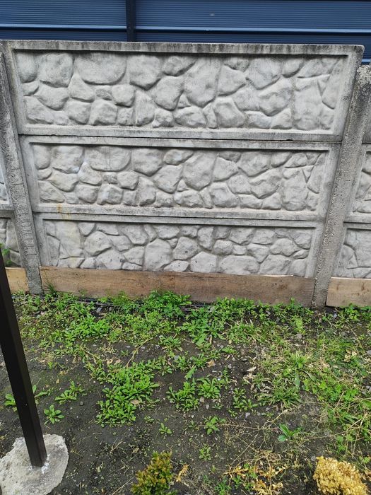Паркан з бетонних плит
