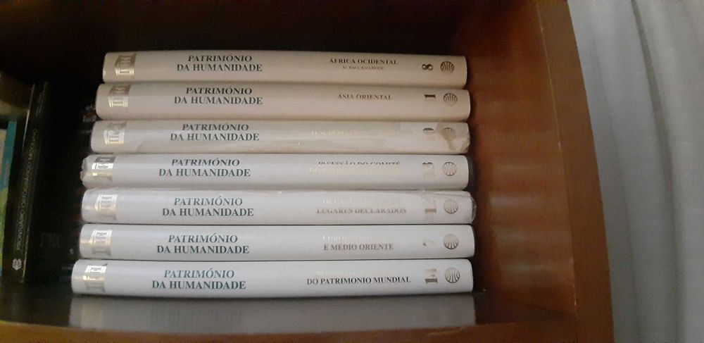 Coletânea de 14 volumes Património Mundial da Unesco, completamente nova.Alguns volumes ainda têm o celofane do embalamento de origem