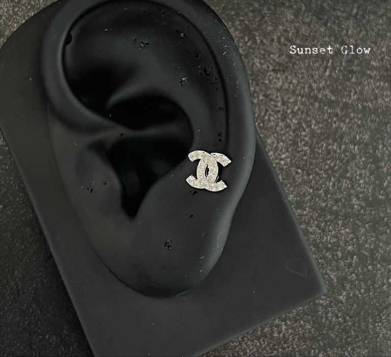 Серьги / пусеты Chanel со стразами/ сережки шанель