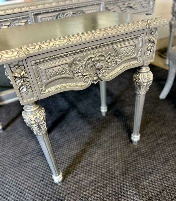 Elegancki zestaw mebli toaletka, konsola z lustrem Srebrna