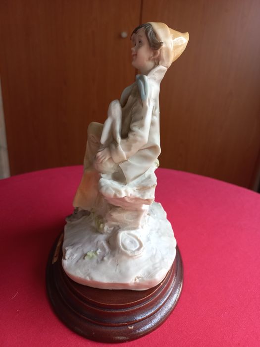 Estatueta em marfinite com base de madeira