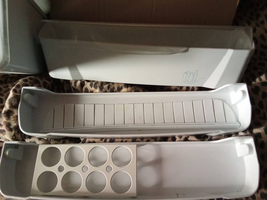 Морозилка на три полочки.Полочкі на Індезит.