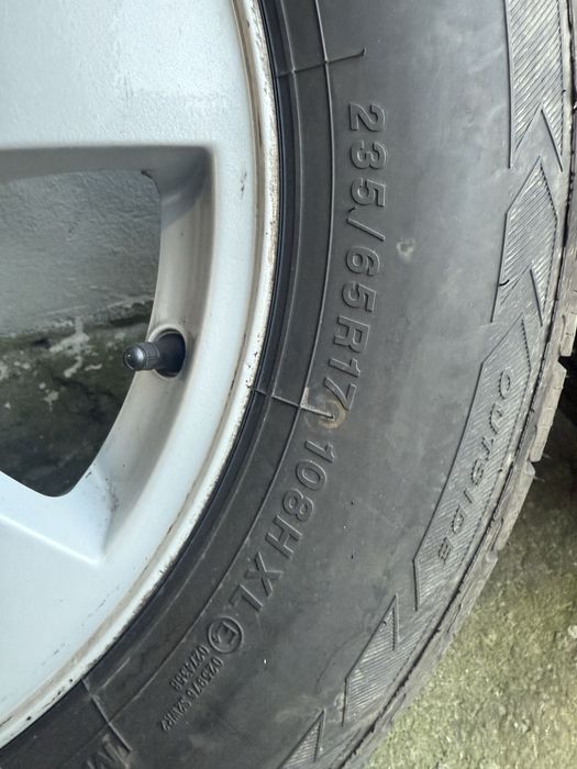Felgi z nowymi oponami zimowymi volvo malowane proszkowo